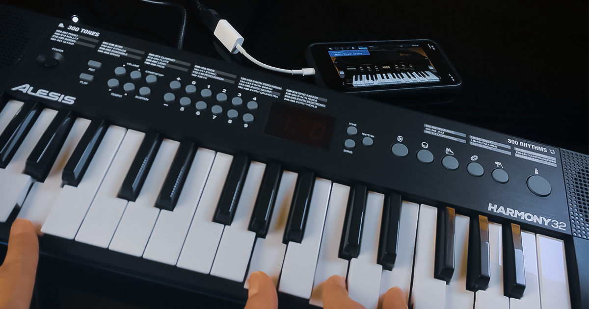 Alesis Harmony 32 collegata ad un iPhone, il quale provvede anche all'alimentazione dello strumento. Con questa tastiera per cominciare a suonare puoi usare le tue applicazioni musicali e interagire con le app didattiche installate sul tuo smartphone o tablet.